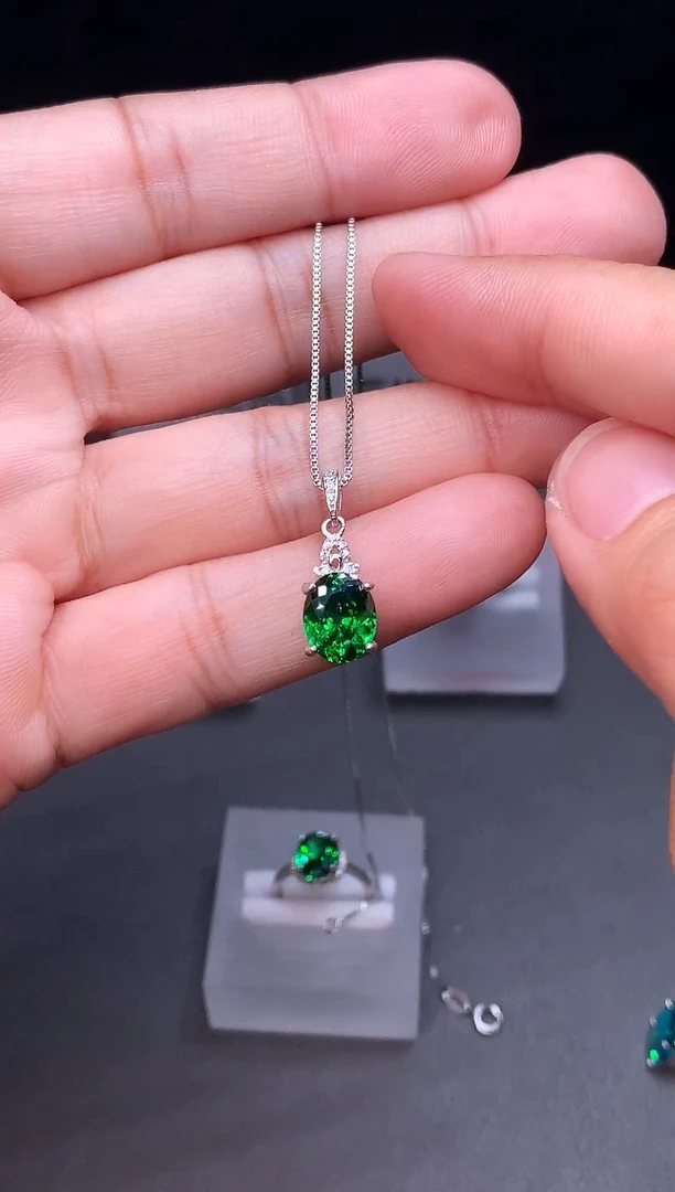 颈饰银S925镶嵌石榴石（沙弗莱）111