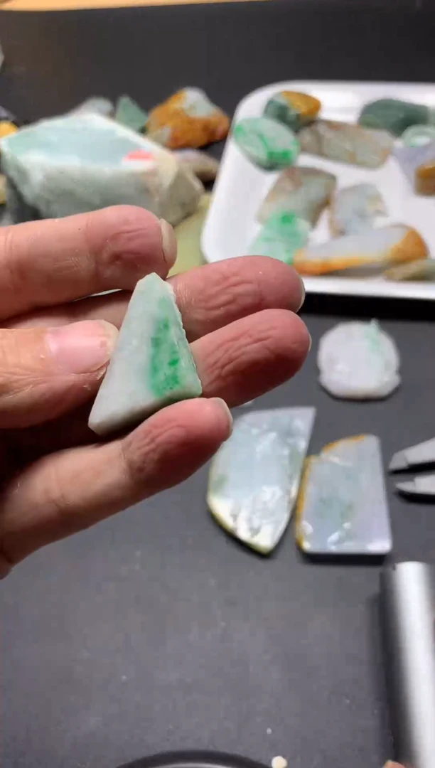 【闪购商品】翡翠颈饰未镶嵌天然货翡翠A货