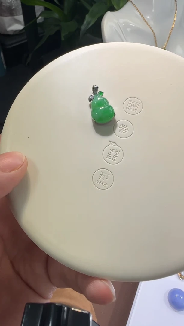 颈饰18K金镶嵌翡翠18K镶嵌葫芦