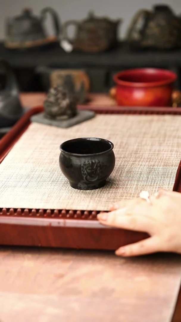 归玉堂冰碛岩重工雕刻双面虎头杯