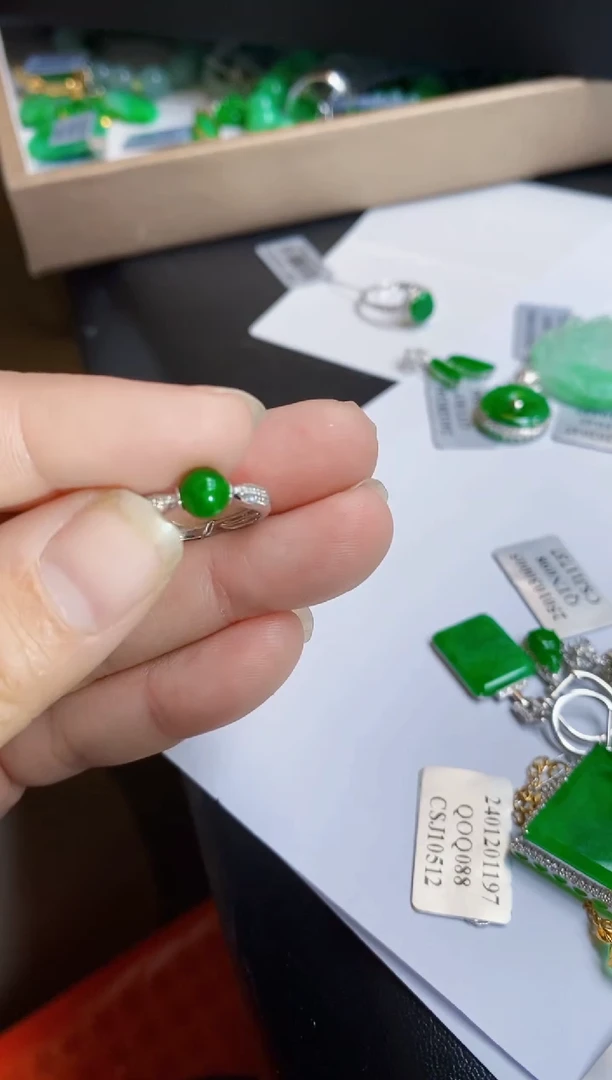 【闪购商品】翡翠颈饰18K金镶嵌戒指