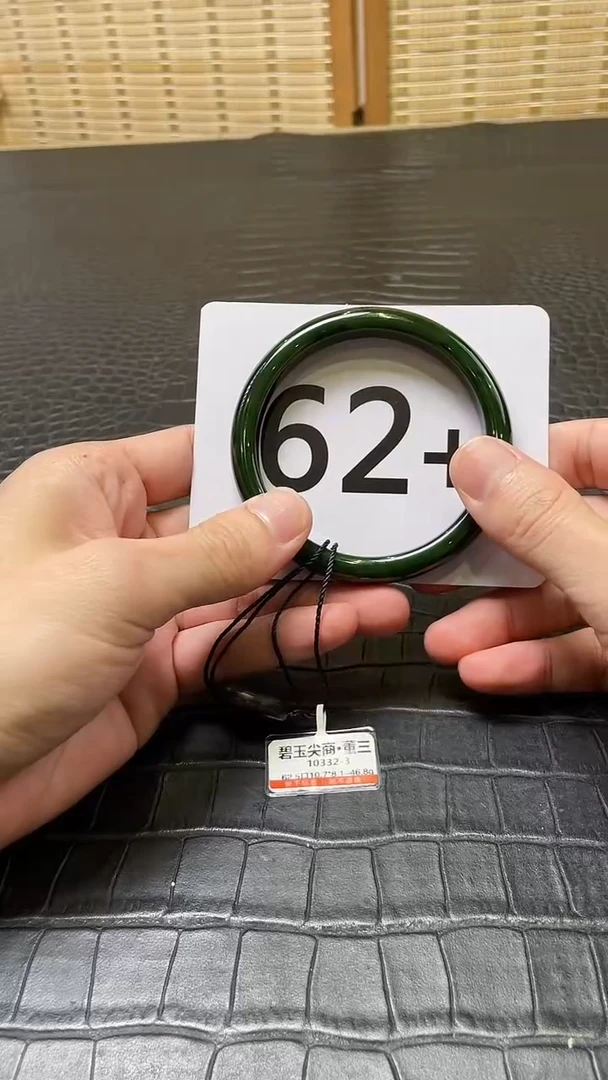 和田玉（碧玉）手镯未镶嵌一个