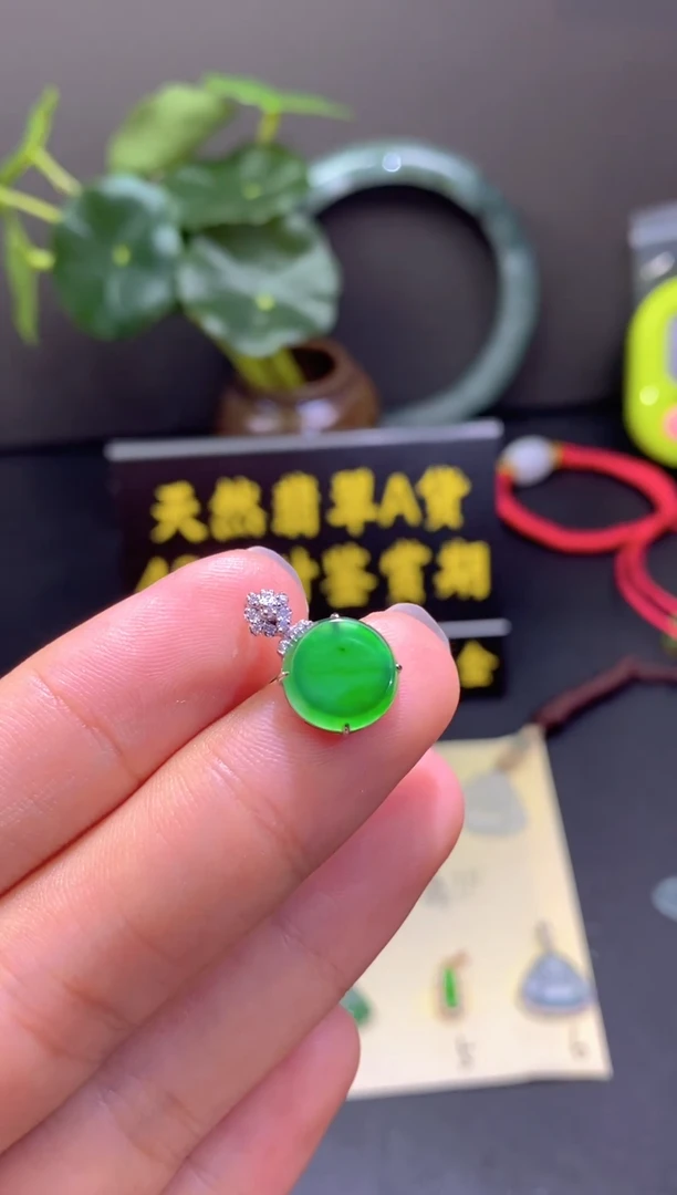 翡翠18K金镶嵌颈饰翡翠吊坠