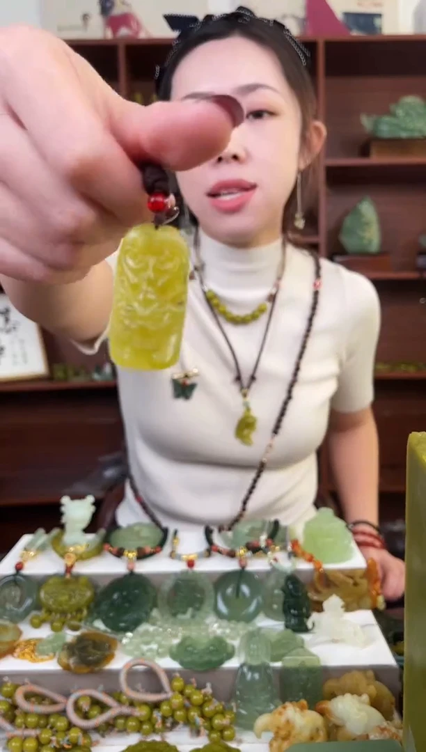 未镶嵌蛇纹石玉颈饰`