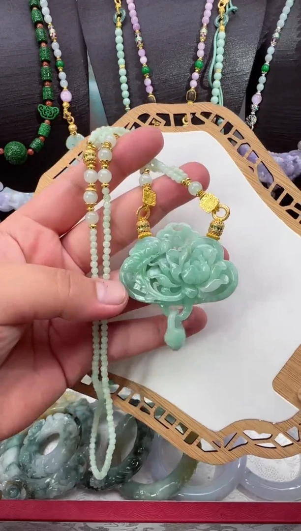 颈饰未镶嵌翡翠吊坠