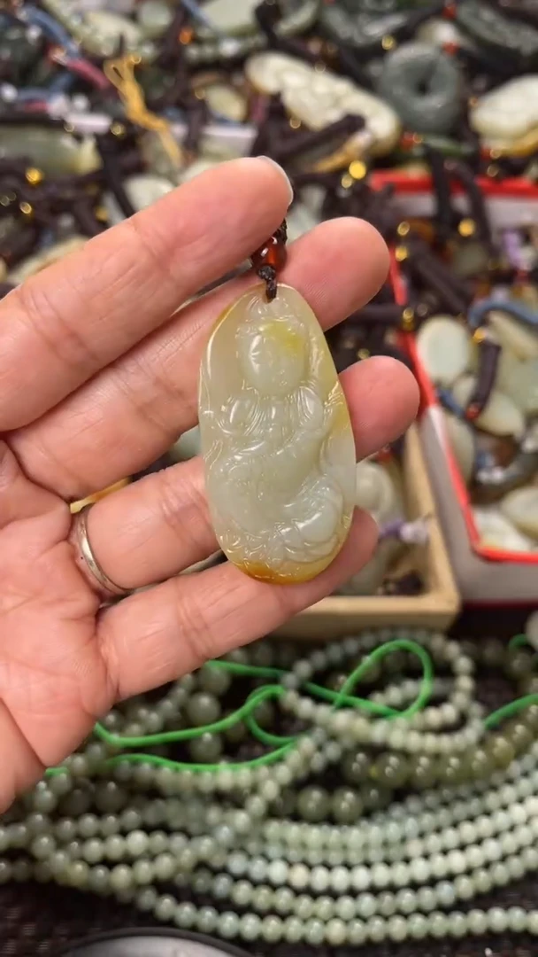 【闪购商品】和田玉颈饰未镶嵌多样性发货没有证书，拍一发一.有瑕