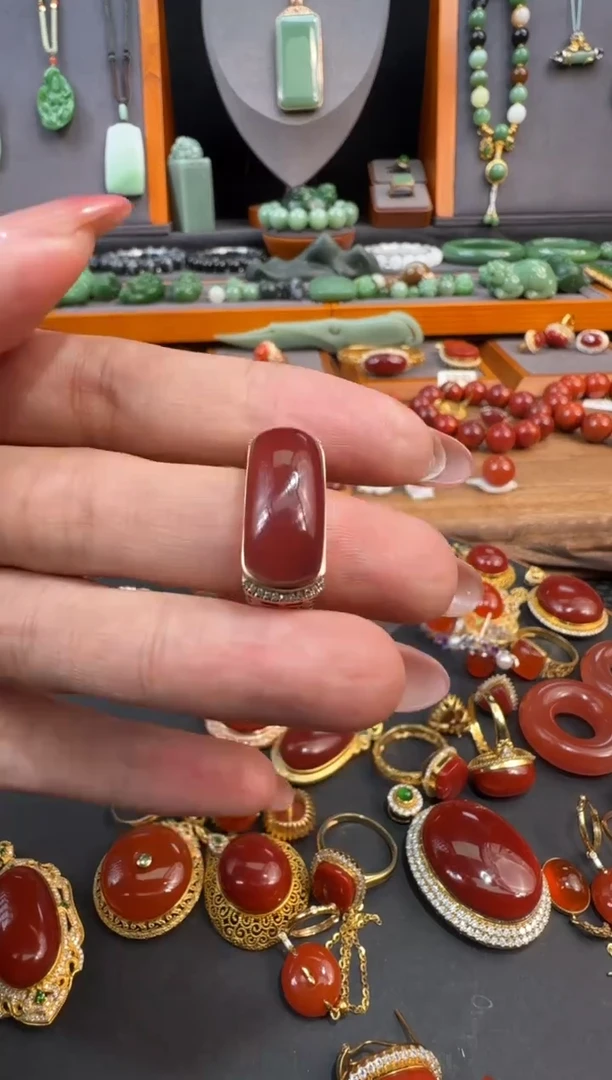 18K金镶嵌吊坠南红玛瑙逆**行1