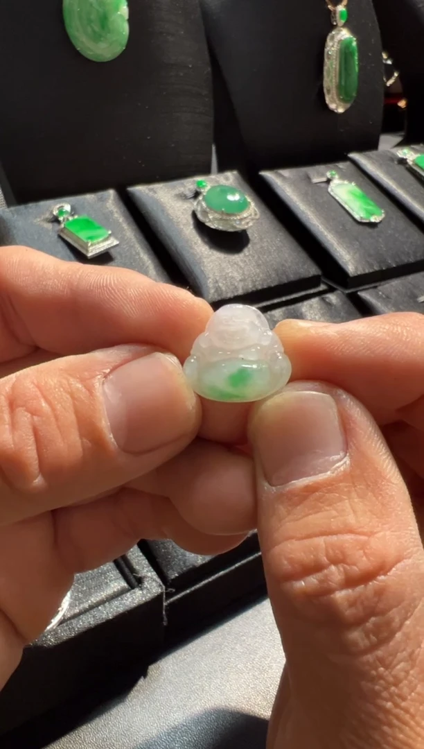 颈饰未镶嵌翡翠翡翠小佛公。