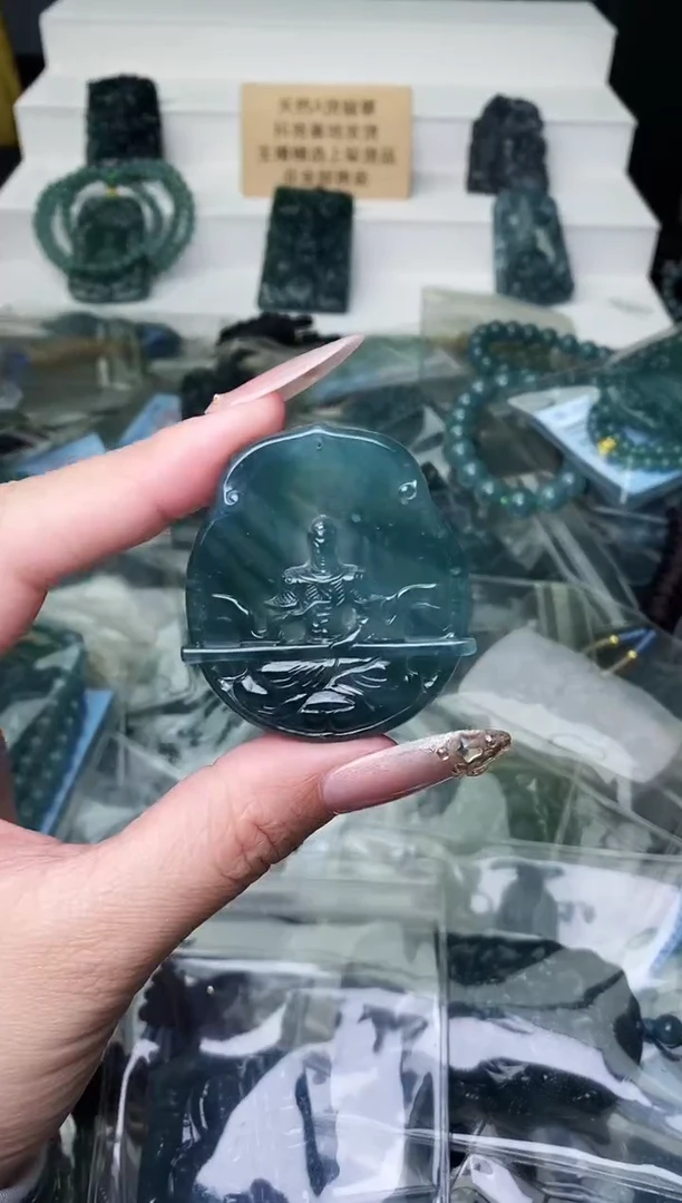 颈饰未镶嵌翡翠