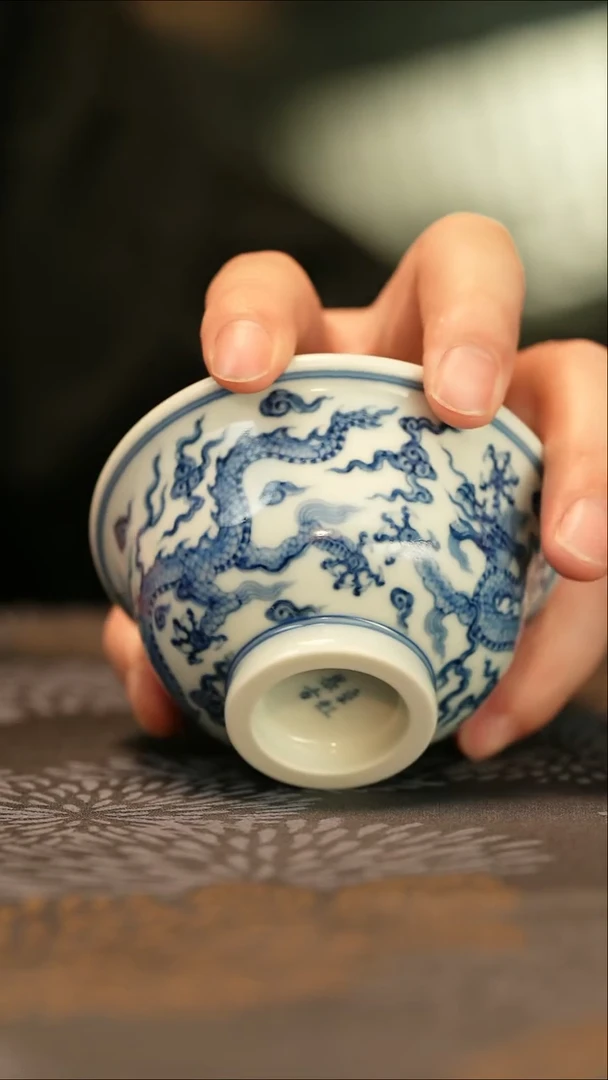 垂虹幕古青花双龙纹压手杯