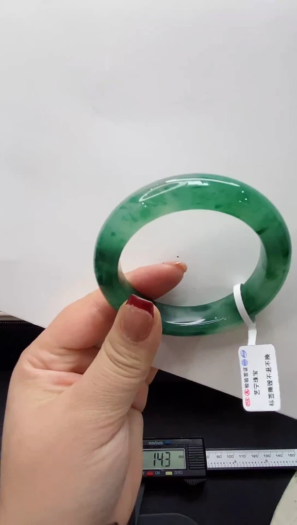 【闪购商品】石英质玉手镯未镶嵌40非洲翠高冰种