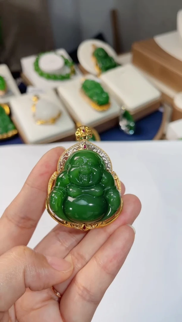 颈饰18K金镶嵌和田玉佛公