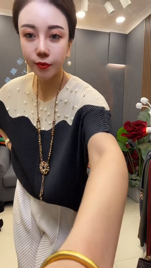 聚酯纤维（涤纶）黑色 珠珠衫