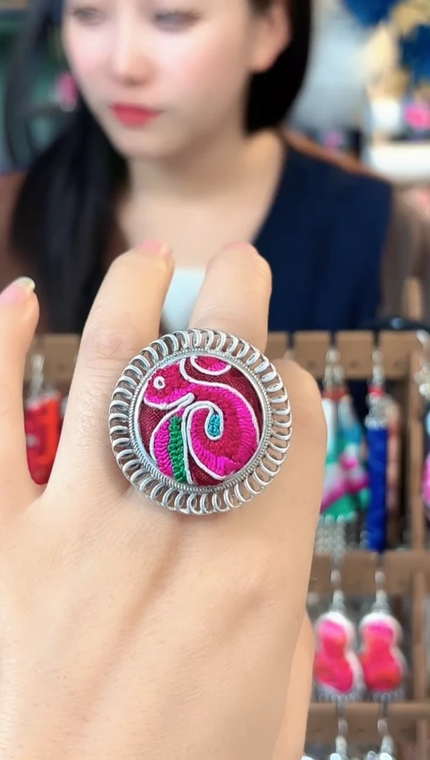 彩云南阁非遗老绣饰品526