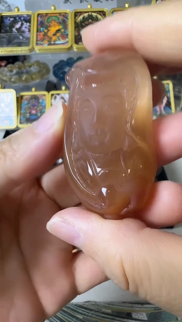 颈饰未镶嵌水晶矿坑