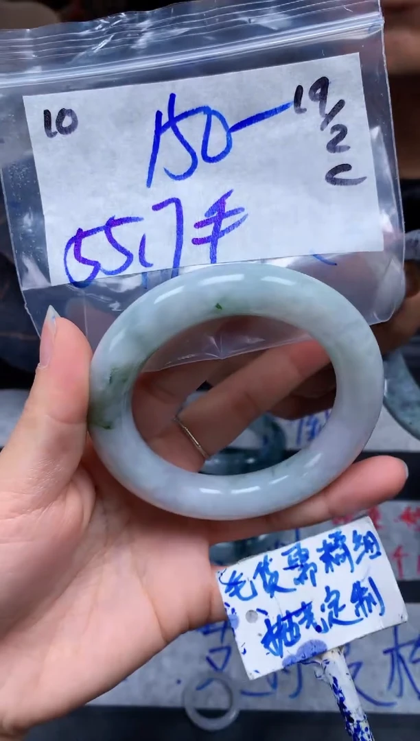 【闪购商品】定制翡翠未镶嵌10毛货需精细抛光手镯多样性拍一发一
