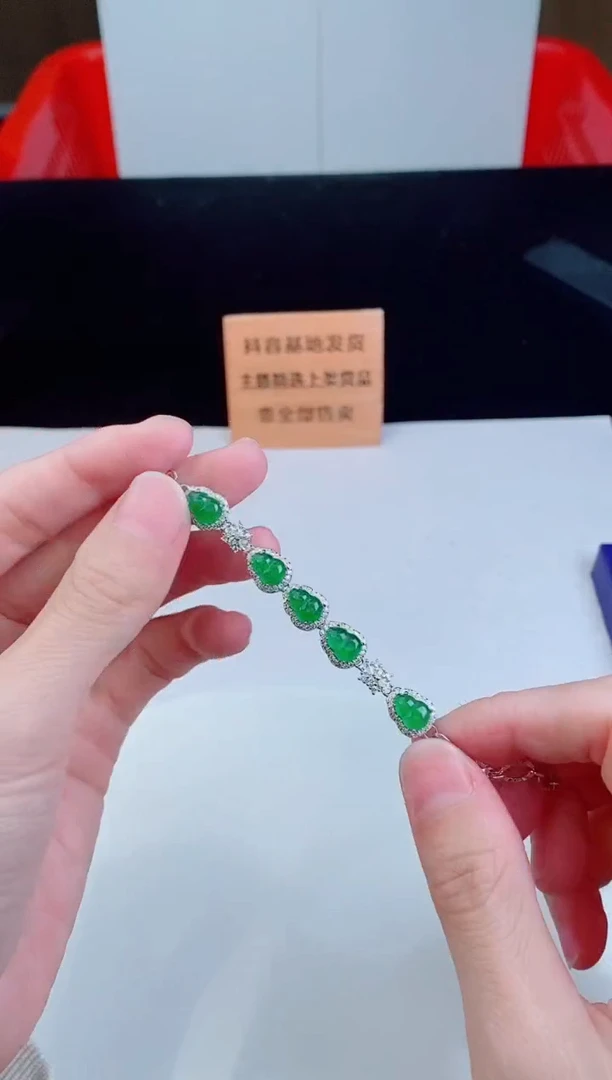 颈饰未镶嵌翡翠