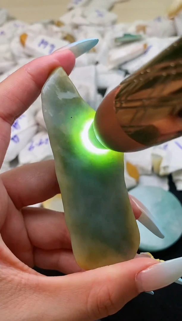 翡翠未镶嵌颈饰吊坠
