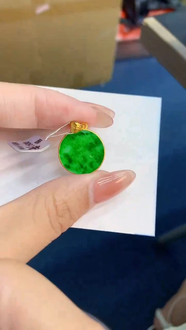 翡翠未镶嵌颈饰           1