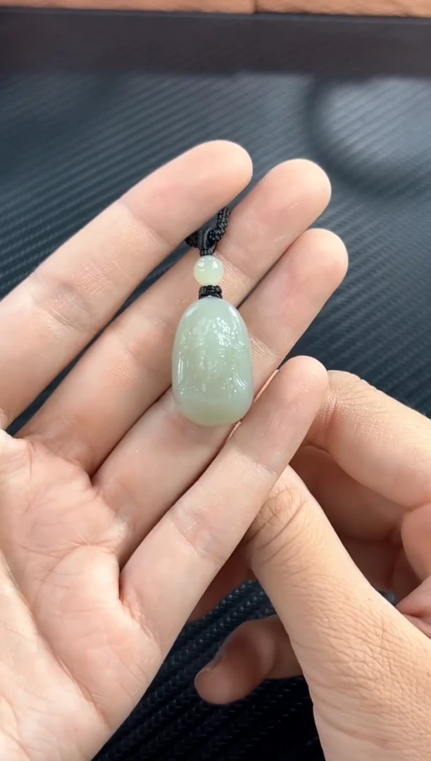吊坠(赠链)未镶嵌和田玉且末微色差近矿