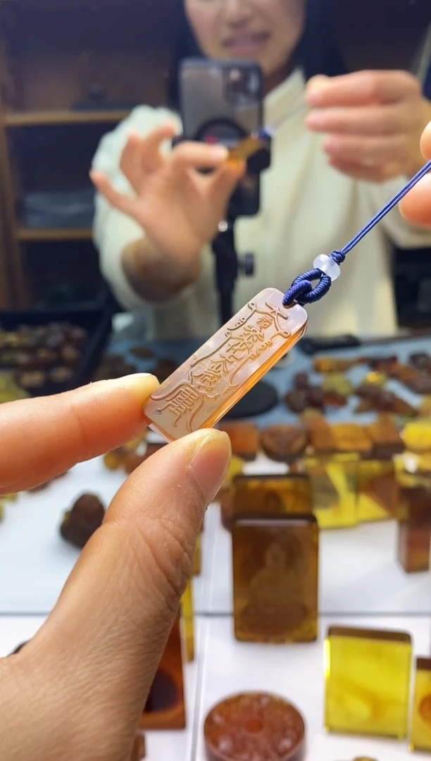 琥珀颈饰未镶嵌SN92-136（太岁雕刻件）