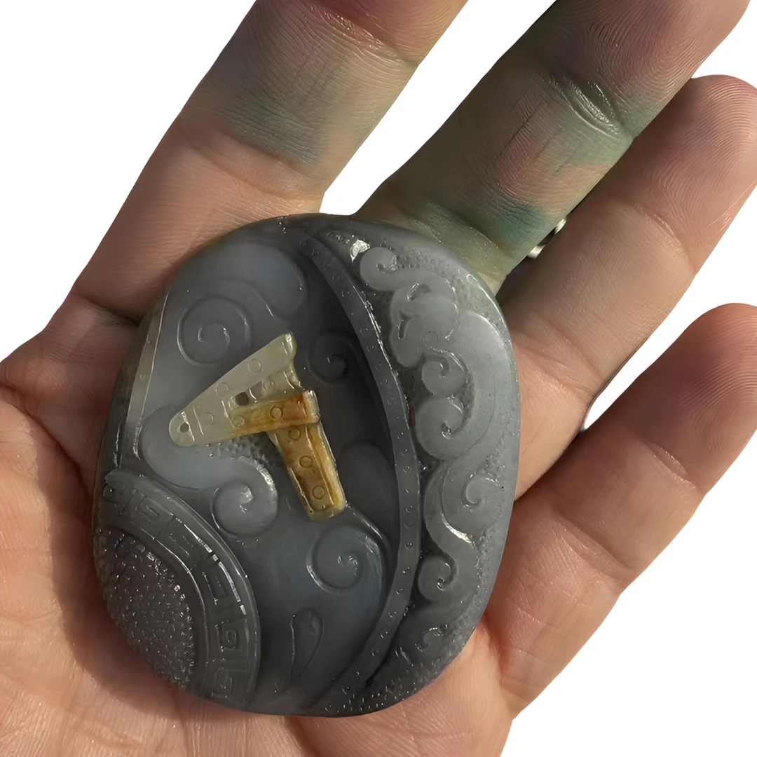 和田玉带皮聚墨青花把件