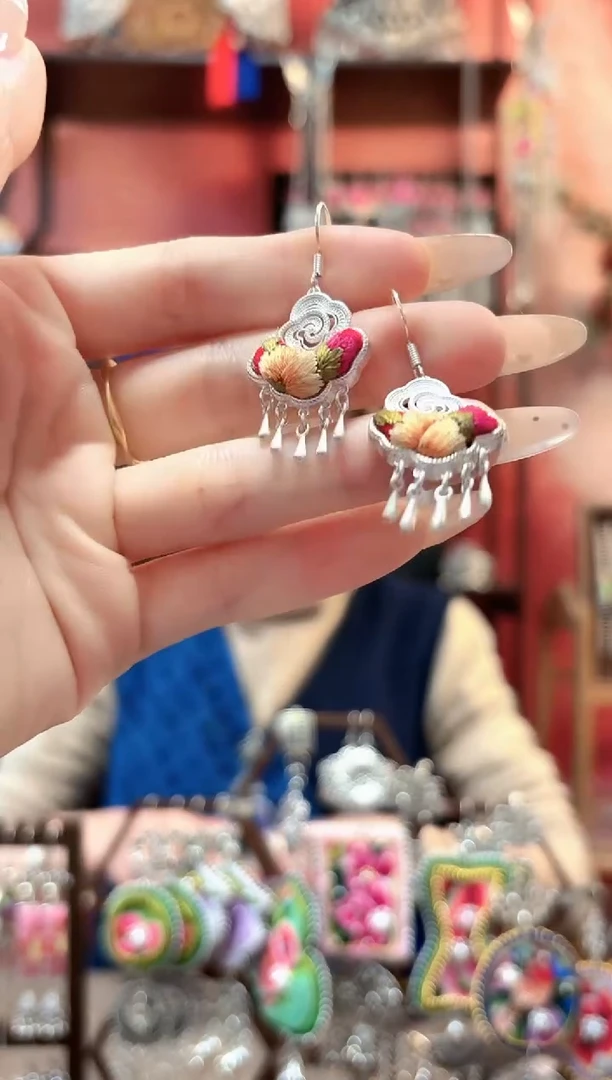 织绣云织谣民族风精美饰品   360