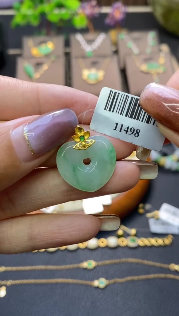 翡翠18K金镶嵌颈饰爱心吊坠11498