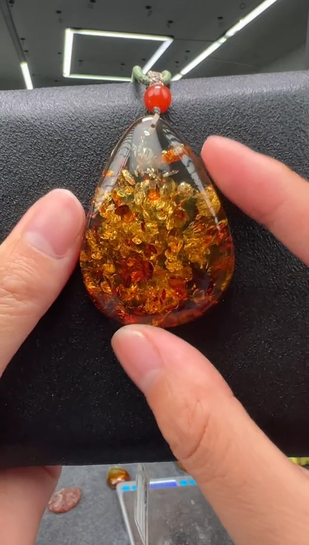 未镶嵌颈饰琥珀（花珀）吊坠