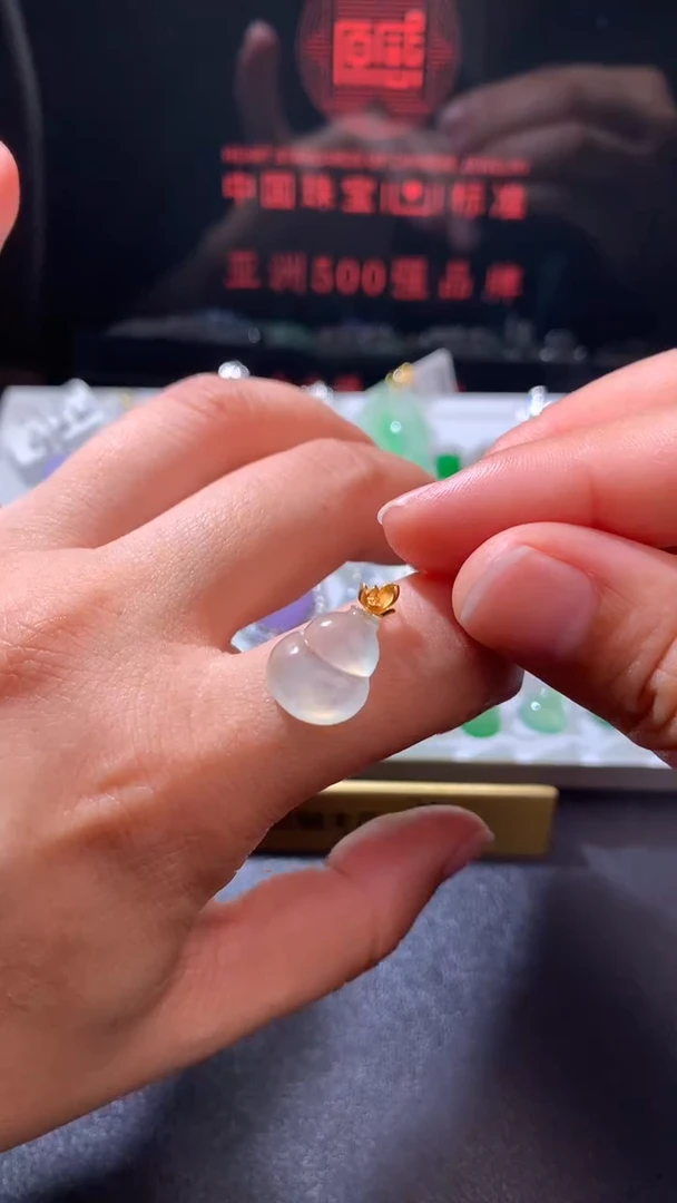 颈饰18K金镶嵌翡翠