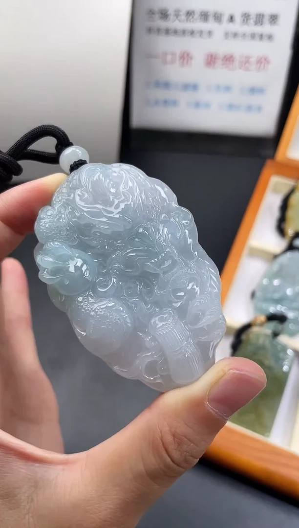 颈饰未镶嵌翡翠龙牌