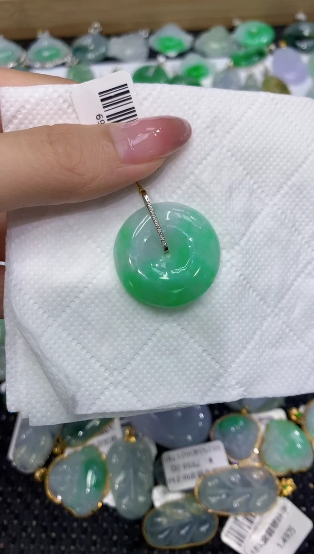 翡翠18K金镶嵌颈饰111111111111