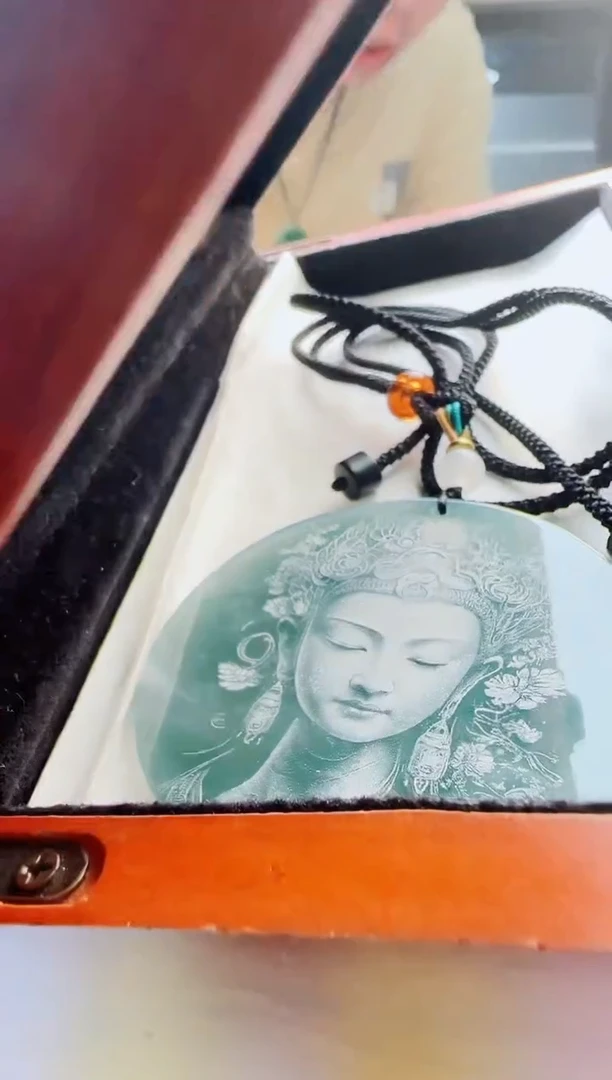 翡翠未镶嵌颈饰多样性发货其中一件