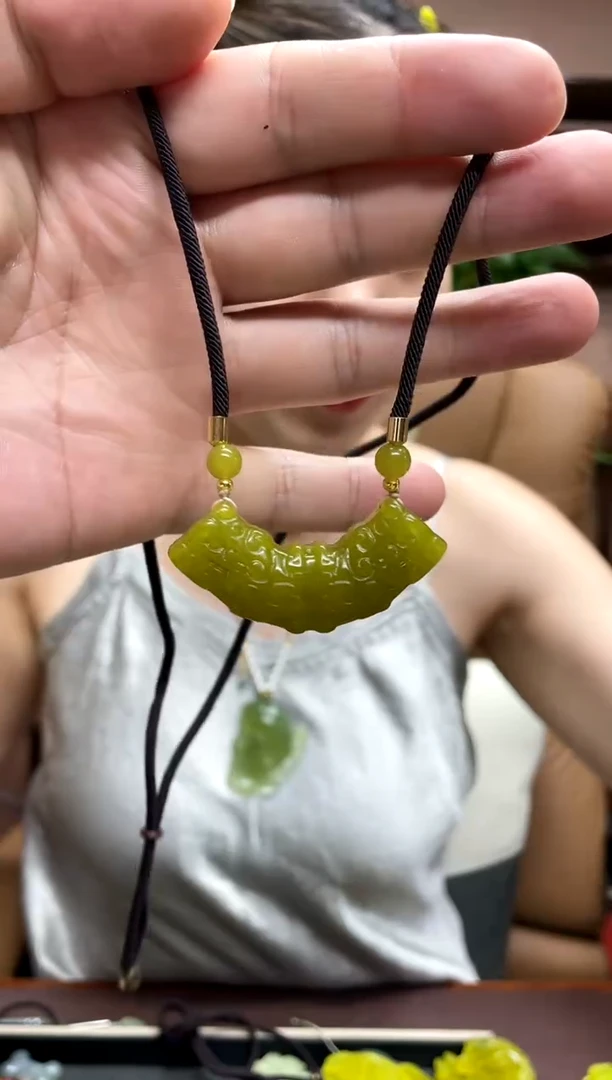 岫玉未镶嵌吊坠多样性发货发其中之一