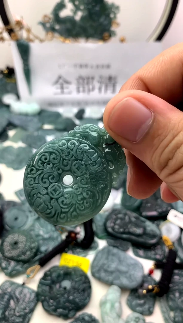翡翠未镶嵌颈饰平安扣