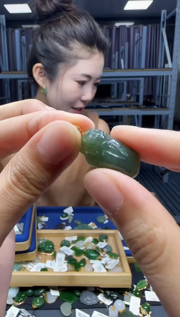 和田玉18K金镶嵌挂件1