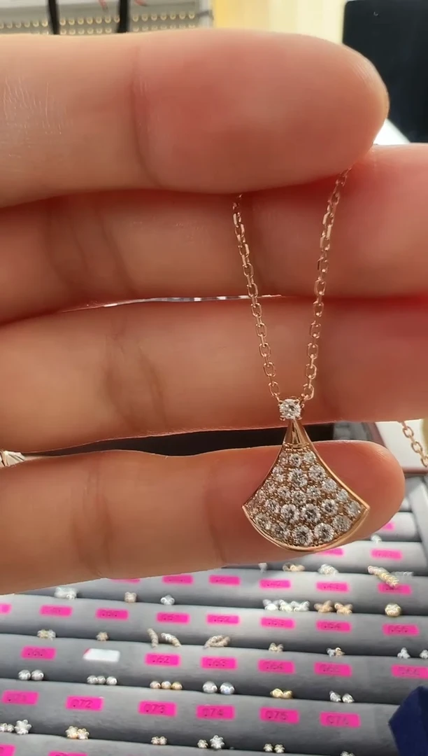 颈饰18K金镶嵌钻石18K钻石小裙子项链