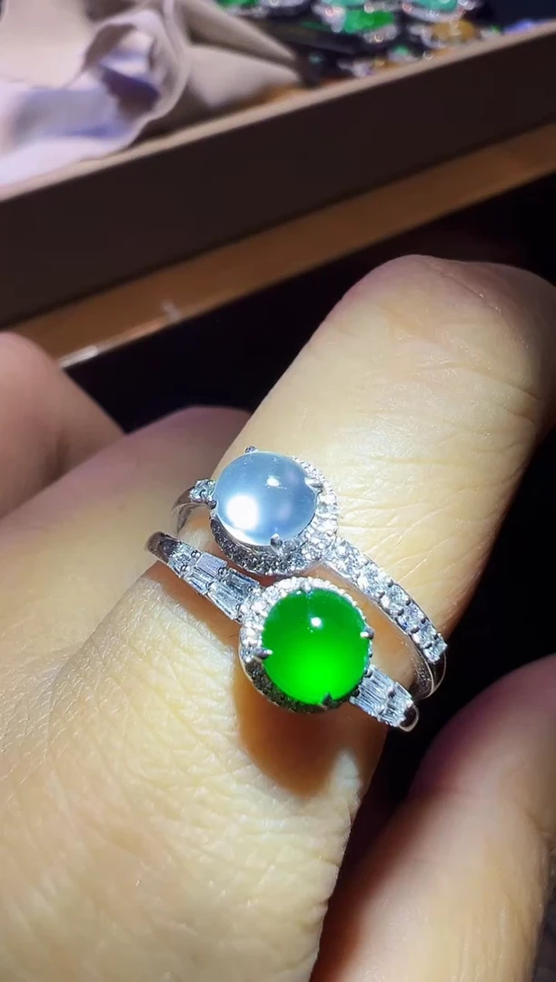 18K金镶嵌戒指翡翠蛋面