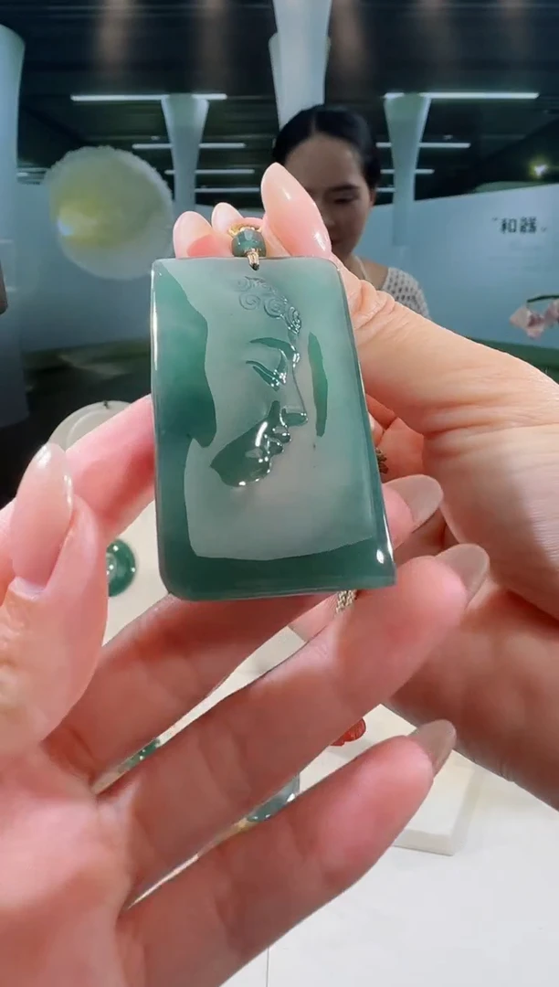 翡翠未镶嵌吊坠(不含链)佛观天下