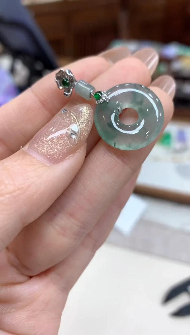 【闪购商品】翡翠吊坠(不含链)18K金镶嵌甜甜圈