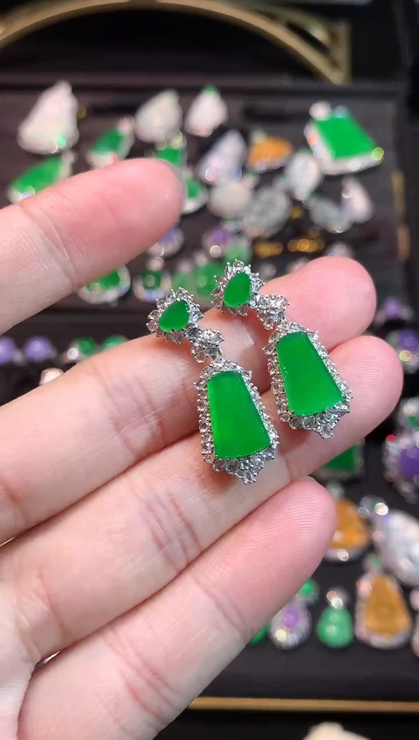 18K金镶嵌翡翠耳饰高冰正阳满绿无事牌耳坠