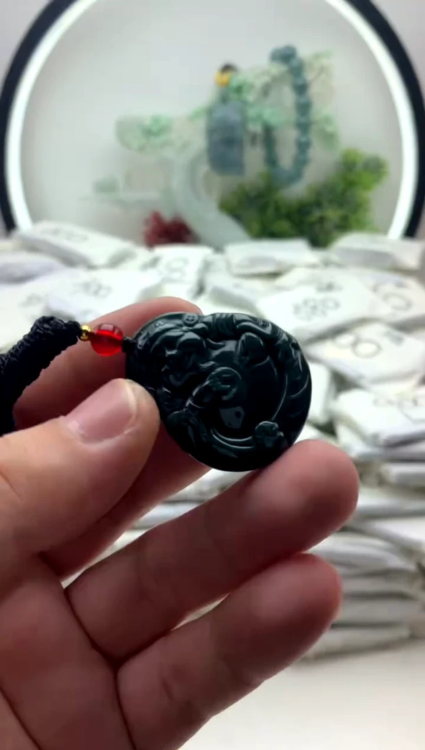 翡翠未镶嵌颈饰挂件