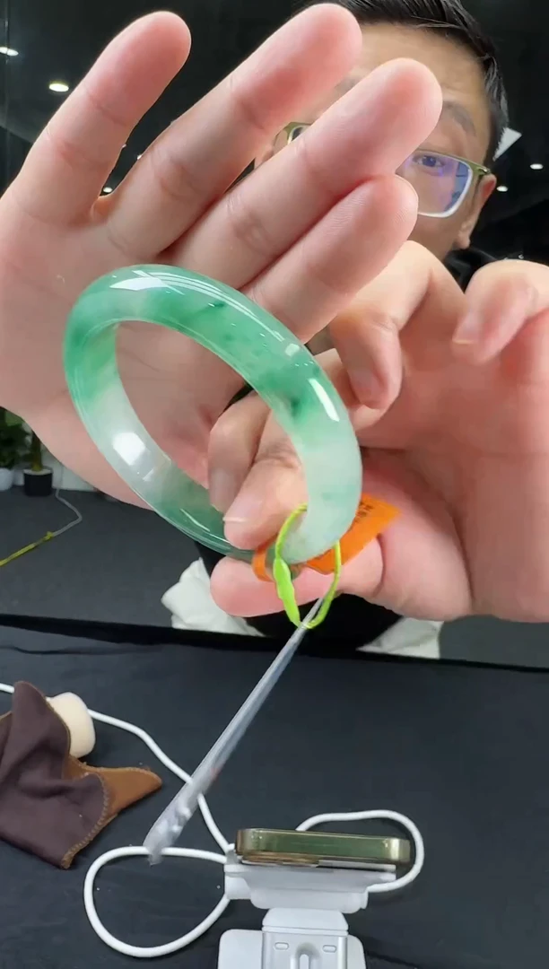 石英质玉（非洲翠）手镯未镶嵌145