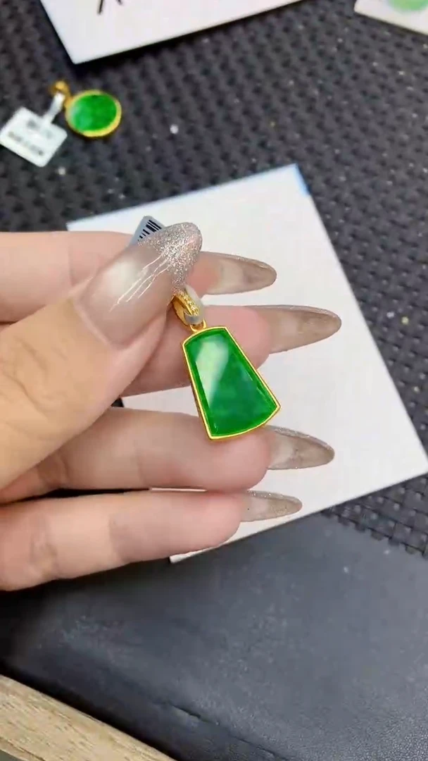 颈饰未镶嵌翡翠1