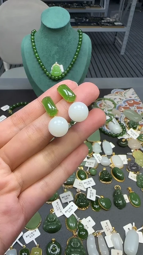 18K金镶嵌和田玉耳饰1