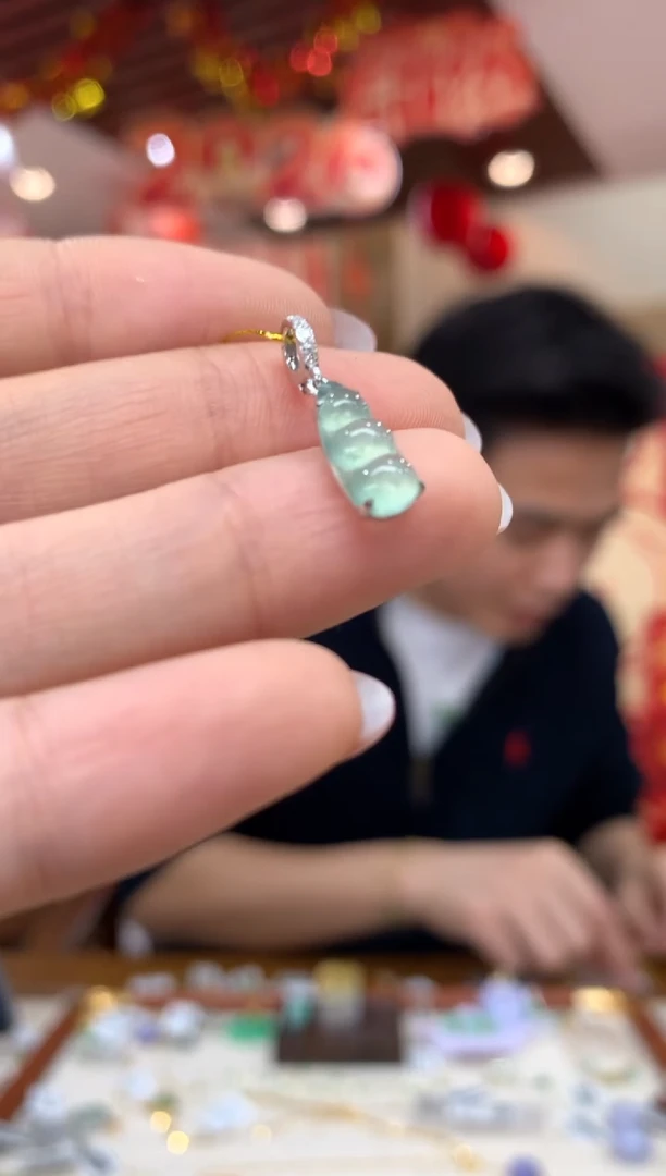 吊坠(不含链)18K金镶嵌翡翠豆子