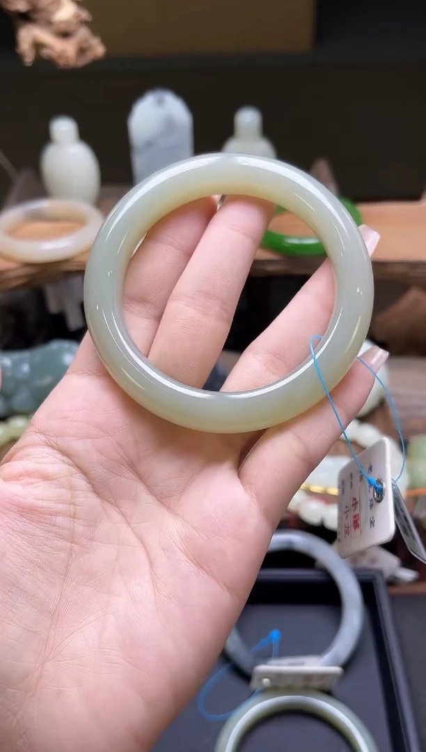 和田玉手镯未镶嵌且末青白 58圈 9010537