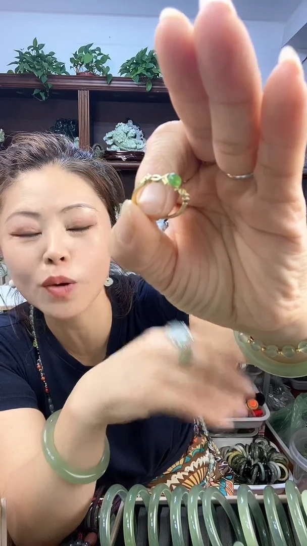 蛇纹石玉未镶嵌戒指多样性发货其中之一