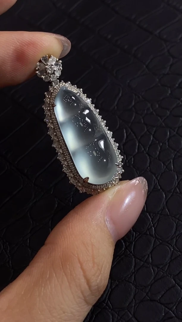 颈饰18K金镶嵌翡翠收到货48小时鉴赏期（超时不退不换）