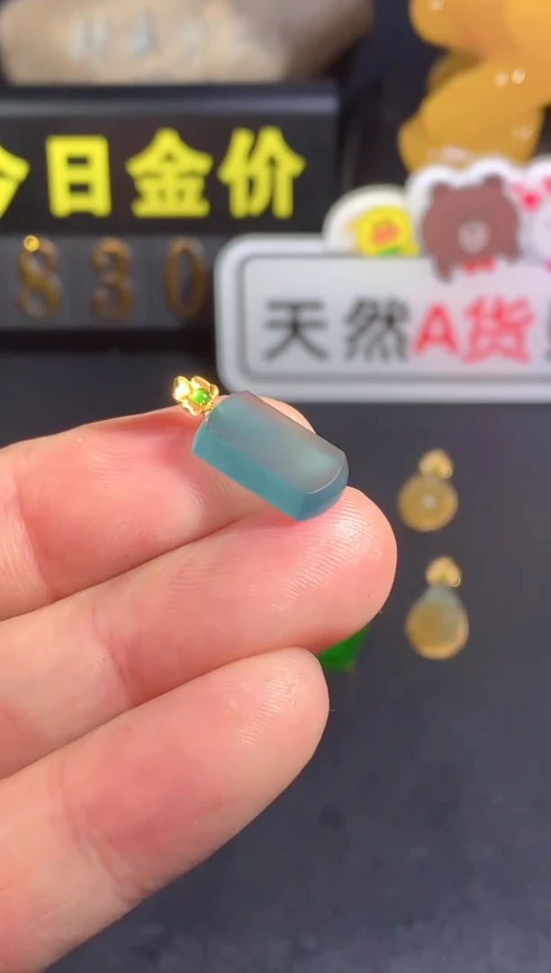 颈饰18K金镶嵌翡翠